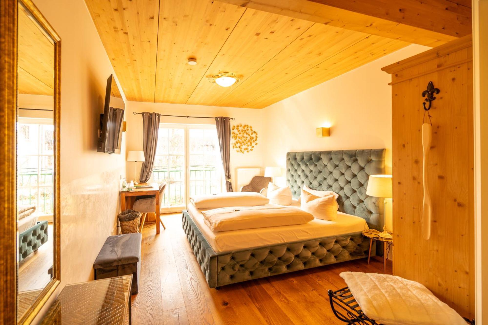 Landhaus Hotel Wolfratshausen Exterior photo