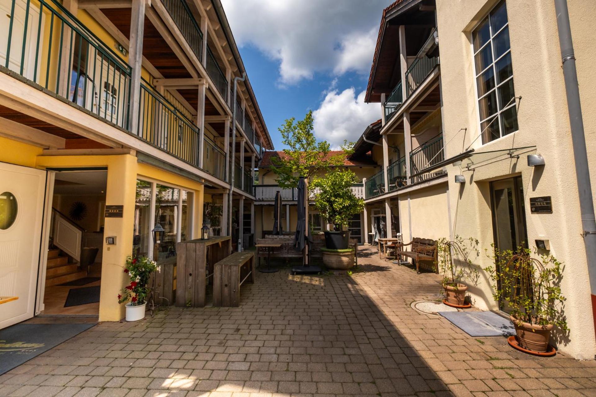 Landhaus Hotel Wolfratshausen Exterior photo
