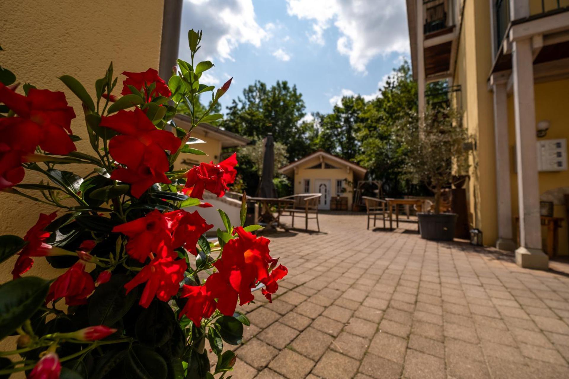 Landhaus Hotel Wolfratshausen Exterior photo